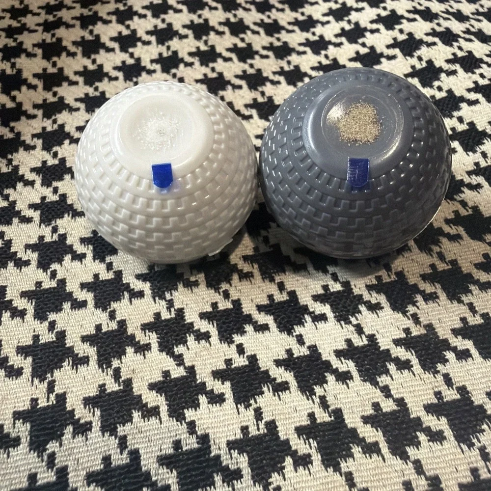 United Airlines‎ Polaris 1st Class Plastic Globe Salt & Pepper Shaker